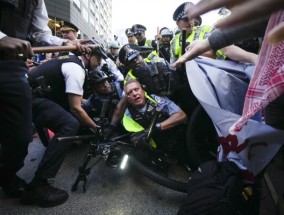 民主党全国代表大会期间，至少55人在以色列驻芝加哥领事馆外与警察发生冲突后被捕